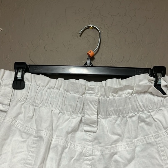 🔥NWT:FRAYED JEANS White Pocketed Fringed Baggy Elastic Waist High Waist Shorts - Picture 8 of 10